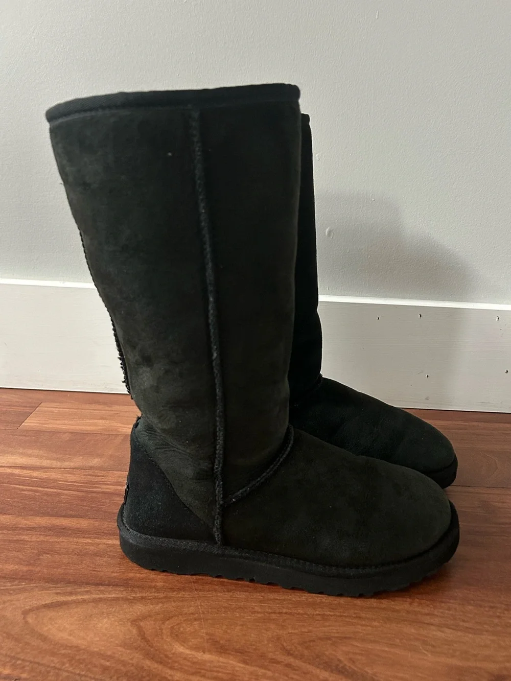 UGG Classic Tall Boots Black on Black Women’s Size 8 Warm